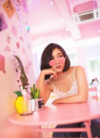 她在丈夫面前被耍了